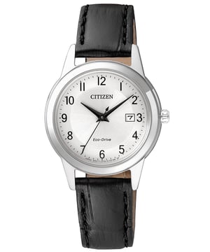 Diese Citizen Analoguhr für Damen ist das perfekte Zeitmessgerät zum Tragen oder Verschenken. Das silberne 28 mm runde Gehäuse in Kombination mit dem bequemen schwarzen Lederarmband sorgt dafür, dass Sie dieses atemberaubende Schmuckstück ohne Kompromisse genießen. Angetrieben von einem hochwertigen Eco-Drive-Uhrwerk und wasserdicht bis 3 bar, wird Ihre Uhr weiterhin ticken. Diese elegante Uhr verfügt über eine Eco-Drive-Technologie (aufgeladen durch jede Lichtquelle; benötigt niemals eine Batterie) - Die Uhr hat eine Kalenderfunktion: Datum, solarbetriebenes hochwertiges 19 cm langes und 13 mm breites schwarzes Lederarmband mit einer Schließe. Gehäusedurchmesser: 28 mm, Gehäusehöhe: 8 mm, Gehäusefarbe: Silber und Ziffernblattfarbe: Silber.