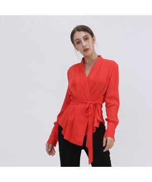 Ein elegantes Kleidungsstück aus einem sehr raffiniert gestreiften, matten Satin. Ein vielseitiges und zeitloses Stück, das sowohl zu Hosen, als auch zu einem Rock oder einem Anzug getragen werden kann.

Details zum Produkt:
Gerade Form, in der Taille tailliert
Länge: 65 cm
Lange Ärmel
Schalkragen
Wickelverschluss mit Knöpfen innen