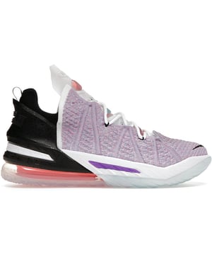 Justo a tiempo para la temporada de la NBA que comienza una vez más, Nike y LeBron se ven listos para lanzar una nueva versión del icónico 18. Apodado el graffiti, se garantiza que la zapatilla de deporte intrigante pone en cuenta los fanáticos del baloncesto. Puedes encontrar tonos de color caramelo en la parte superior de las zapatillas de deporte, con el talón que contrasta esto completamente en negro. El talón TPU tiene aspectos de diseño locos, con una textura de gota de agua falsa que se presenta en todo el talón. Esta apariencia le da a la zapatilla la apariencia de condensación como si el propio LBJ hubiera estado en peligro en esta zapatilla exacta. Una unidad de aire Nike se presenta en la suela, con la amortiguación de aire zoom que también aparece, teñida en naranja. Encontrará diseños de graffiti en el delineador de calcetines Silhouettes, de donde proviene el apodo de las zapatillas de deporte.