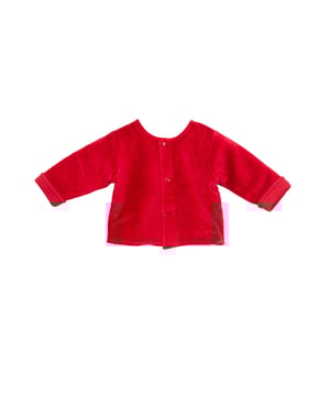 Tufted long-sleeved jacket.
 Closed round neck.
 Button closure at the front.
 Brand name embroidered on the lower front side.
 Inner lining.
 Composition: 80% Cotton, 20% Polyester
 Care:
- Wash maximum at 40ºC.
 - Iron at medium temperature, max. 150ºC.
 - It is not allowed to use a dryer.
 - Do not use bleach.
 - Does not support dry cleaning.