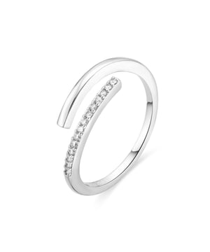 Anillo Dilex de Circonita Brillante acabado en baño de rodio. Basic encarna la sencillez refinada, piezas atemporales con líneas suaves y el brillo adicional de las circonitas. Joyas básicas sin pretensiones que son perfectas para el uso diario, pero también pueden funcionar en ocasiones especiales.