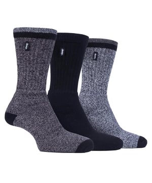 Wir stellen Ihnen den ultimativen Begleiter für lange Tage auf den Beinen vor - die Jeep Workwear Boot Socks. Entwickelt für den täglichen Gebrauch, sind diese Socken entworfen, um außergewöhnlichen Komfort und Schutz zu bieten, so dass sie ideal für Arbeitsstiefel und Sicherheitsschuhe.Gefertigt aus einer High-Performance-Mischung aus Polyester, Baumwolle, Elastodien und Elastan, diese Socken bieten eine perfekte Kombination aus Weichheit und Atmungsaktivität. Die durchgehende Frottee-Polsterung sorgt dafür, dass Ihre Füße vor den täglichen Stößen und Erschütterungen geschützt sind, was sie zu einem unverzichtbaren Accessoire für anspruchsvolle Arbeitsumgebungen macht.Dank der durchdachten Einbeziehung von atmungsaktiven Einsätzen und feuchtigkeitsableitenden Eigenschaften bleiben Ihre Füße auch bei den anstrengendsten Aufgaben trocken und kühl. Die Jeep Workwear Boot Socks verfügen über tiefe Rippenbündchen, Knöchelunterstützung und Fußgewölbestützen, die für einen sicheren Sitz sorgen, der den ganzen Tag über an Ort und Stelle bleibt. Mit dem kultigen Jeep-Branding versehen, bieten diese Socken nicht nur außergewöhnliche Leistung, sondern strahlen auch einen robusten, stilvollen und sportlichen Look aus. Mit einer Dicke, die perfekt in den mittleren Bereich fällt, schlagen diese Socken die ideale Balance zwischen Schutz und Atmungsaktivität.