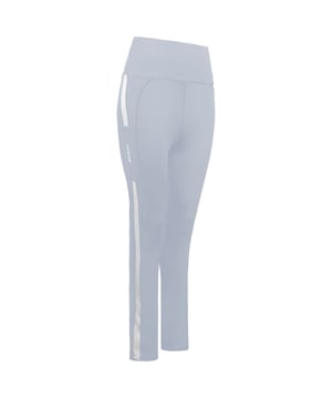 Steigern Sie Ihr Training mit der Alicia Leggings. Diese Leggings bietet nicht nur Stil, sondern auch die notwendige Unterstützung für Ihre Fitnessbemühungen. Der hohe Bund sorgt für eine schmeichelhafte und bequeme Passform, die bei Ihren Bewegungen an Ort und Stelle bleibt. Das 4-Wege-Stretchmaterial ermöglicht uneingeschränkte Bewegungsfreiheit und macht jede Dehnung und jeden Schritt mit. Die komprimierende Passform sorgt für ein stützendes Tragegefühl und schmiegt sich an den richtigen Stellen an Ihren Körper – für einen schlanken Look und verbesserte Leistung. Die Alicia Leggings verfügt über eine praktische Seitentasche, in der Sie wichtige Dinge wie Schlüssel oder einen kleinen Musikplayer verstauen können. So haben Sie die Hände frei und können sich ganz auf Ihr Training konzentrieren. Das charakteristische 3D-BOXRAW-Injektionslogo verleiht der Leggings einen Hauch von Branding und unterstreicht die Liebe zum Detail und die Qualität des Kleidungsstücks. Mit einem geschwungenen Seitenteil sowie einer geschwungenen Passe und einem geschwungenen Bund bietet diese Leggings Stil und Funktionalität zugleich. Die geschwungenen Designelemente sorgen für eine schmeichelhafte Silhouette und verbessern die Gesamtpassform. Trotz ihrer stützenden Eigenschaften sind diese Leggings leicht und ermöglichen Ihnen Bewegungsfreiheit und optimalen Komfort während Ihrer Trainingseinheiten. Kurz gesagt: Die Alicia Leggings sind die perfekte Wahl, um Ihr Training auf das nächste Level zu bringen. Mit ihrem Vier-Wege-Stretchmaterial, dem hohen Bund, der komprimierenden Passform, der Seitentasche und den stylischen Designdetails bieten sie den Halt und die Funktionalität, die Sie brauchen, ohne Kompromisse beim Stil einzugehen. Machen Sie sich bereit, Ihre Fitnessziele bequem und selbstbewusst mit diesen außergewöhnlichen Leggings zu erreichen.