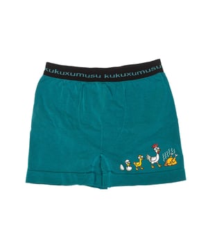 Bóxer Kukuxumusu.
Color Turquesa
Ilustraciones de la marca a modo decorativo en el boxer.
Es un boxer fino, elástico, suave, cómodo ¡y divertido! Una opción para vestir por dentro con un toque de buen humor y contagiarte de él todo el día. El tejido se adapta muy bien al cuerpo de forma que al llevarlo ni lo notas. Las gomas y el hilo con los que está confeccionada son ultra suaves.
Cinturilla elástica con el nombre de la marca estampado consecutivamente.
Costuras al tono.

Composición:  85% Algodón, 9% Poliamida, 6% Elastano

Cuidados:
- Lavar a máquina máximo 30ºC.
- No usar lejía.
- Planchar a temperatura baja.
- No usar secadora.
- No lavar en seco.