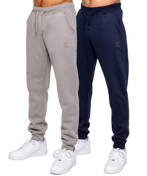 Erleben Sie ultimativen Komfort und Stil mit den Kruze Herren Regular Fit Jogginghosen, die dafür entwickelt wurden, Sie gemütlich und schick aussehen zu lassen. Hergestellt aus gebürstetem, weichem Fleece auf der Innenseite, bieten diese Jogginghosen außergewöhnliche Weichheit und Wärme, was sie zur idealen Wahl für entspannte Tage oder lässige Ausflüge macht. Mit einem gerippten Bund und verstellbaren Kordeln bieten sie einen sicheren und individuell anpassbaren Sitz, während die gerippten Bündchen einen modernen, taillierten Look verleihen, der perfekt über Ihren Sneakers sitzt. Die Jogginghosen verfügen über zwei praktische Seitentaschen, ideal für die Aufbewahrung von wichtigen Gegenständen in Reichweite, und ein gummiertes Kruze-Logo auf dem linken Bein sorgt für einen Hauch von unverwechselbarem Branding.
