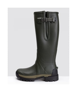 De Balmoral Side Adjustable schoen heeft een Vibram® zool. Exclusief ontwikkeld voor Hunter, biedt de zool verbeterde schokabsorptie, terwijl de multi-directionele schoenplaatjes zijn ontworpen voor grip en modderafvoer. Gebouwd met gespecialiseerde technische elementen, is de laars handgemaakt van een zachte rubbersamenstelling voor comfort en duurzaamheid.


Gecertificeerd veganistisch
Waterdicht
Handgemaakt
Hunter rood dooslogo
3 mm neopreen voering voor isolatie
Multi-directionele buitenzool schoenplaatjes ontworpen voor grip en modder release
Ice trek compound voor slijtvastheid
Zachte rubberen compound voor comfort en duurzaamheid
Verstelbaar inzetstuk en gesp aan zijkant om pasvorm aan te passen