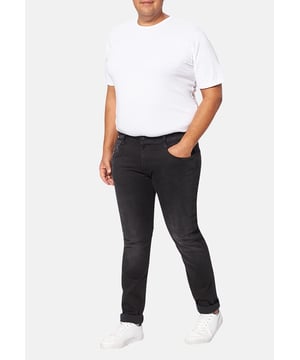 Comfortabele jeans voor heren van het merk REPLAY. Zeer aangenaam om te dragen, comfortabel en sportief gesneden tegelijk. Deze broek is met veel kledingstukken te combineren.