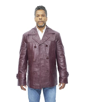 Gemaakt door de Nederlanders en gepopulariseerd door de Britse marine, is de peacoat een klassiek, veelzijdig jack dat nu is uitgegroeid tot een steunpilaar in de moderne herenmode. De gladde afwerking van deze jas wordt bereikt met behulp van ons ultrazachte premium nappaleer en wordt geaccentueerd met inzetstukken op het bovenste juk van de jas. In de taille bevinden zich twee schuine handwarmers en twee klepzakken in het midden van de jas, met extra opbergvakken in de voering van de jas. Brede revers en een verstelbare taille met knopen ronden dit jack af, dat we aanbieden in verschillende kleuren, zodat er voor ieder wat wils is. • 100% premium ultrazacht nappaleer • Twee handwarmers en vier zakken zijn te vinden aan de binnenkant en buitenkant• Double-breasted met brede revers, zoals typisch is voor peacoats• Voorzien van knoopsluitingen in de taille en manchetten