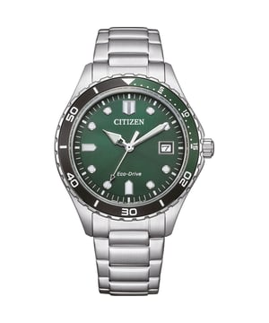 Diese Citizen Analog-Uhr für Damen ist das perfekte Zeitmessgerät, um es zu tragen oder zu verschenken. Das silberne 37 mm runde Gehäuse, kombiniert mit dem komfortablen Armband aus silbernem Edelstahl, sorgt dafür, dass Sie dieses atemberaubende Zeitmessgerät ohne Kompromisse genießen können. Angetrieben von einem hochwertigen Eco-Drive-Uhrwerk und wasserdicht bis 10 bar, wird Ihre Uhr weiterhin zuverlässig ticken. Diese Eco-Drive-Uhren laden sich in jedem Licht auf und laufen somit ewig. Diese Eco-Drive-Uhr benötigt keinen Batteriewechsel, kein Laden oder Aufziehen, um einen konstanten Betrieb aufrechtzuerhalten. Diese Analoguhr verfügt über eine Kalenderfunktion: Datum, Solar betrieben, leuchtende Zeiger und leuchtende Zahlen. Hochwertiges Armband aus silbernem Edelstahl mit einer Länge von 19 cm und einer Breite von 17 mm sowie einer Faltschließe mit Druckknopf. Gehäusedurchmesser: 37 mm, Gehäusehöhe: 10 mm, Gehäusefarbe: Silber und Zifferblattfarbe: Grün.