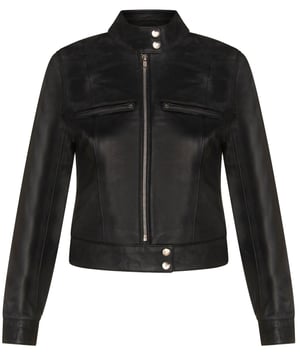 Mejora tu estilo con nuestra chaqueta de motociclista de cuero para mujer, una pieza atemporal que rezuma vanguardia y sofisticación. Esta chaqueta, confeccionada con un cuero increíblemente suave, ofrece una sensación de lujo y un aspecto resistente que es perfecto para cualquier ocasión. Ya sea que estés en la carretera o simplemente paseando por la ciudad, esta chaqueta de motociclista de cuero es la opción perfecta para hacer una declaración de moda audaz. Su combinación de elementos de diseño clásico y comodidad moderna la convierte en una incorporación imprescindible para cualquier guardarropa. Cuello alto con cierre de dos botones para una estética clásica de motociclista. Dos bolsillos en el pecho añaden funcionalidad y estilo a la chaqueta. Los accesorios plateados brindan un elegante contraste con el cuero. El forro interior de satén garantiza comodidad y un ajuste suave. El cuero suave no solo se ve genial, sino que también se siente excepcionalmente cómodo contra la piel.