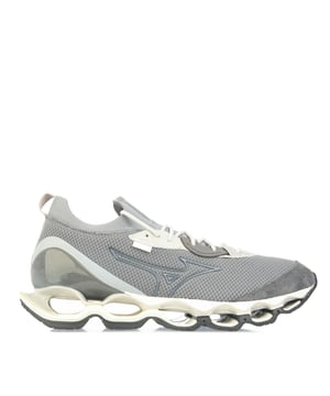 Las zapatillas grises Mizuno Wave Prophecy Beta para hombre son una opción elegante y de alto rendimiento para las personas que buscan un calzado deportivo avanzado que proporcione un confort, una sujeción y un rendimiento excepcionales. Estas zapatillas están diseñadas tanto para el entrenamiento atlético como para el uso casual, ofreciendo una mezcla de funcionalidad y estética moderna. Aquí tienes una descripción detallada de las Mizuno Wave Prophecy Beta Men's Grey Trainers junto con sus principales características:

 1. Diseño dinámico:  Las zapatillas Wave Prophecy Beta presentan un diseño dinámico y moderno con una combinación de tonos grises y la marca Mizuno, lo que las hace visualmente atractivas tanto para actividades atléticas como para salidas informales.

 2. Tecnología de amortiguación avanzada:  Estas zapatillas están equipadas con la tecnología Wave de Mizuno, que proporciona una excelente amortiguación y absorción de impactos. Dispersa eficazmente las fuerzas de impacto y mejora el confort general, por lo que son adecuadas para actividades de alto impacto.

 3. Entresuela U4icX:  La entresuela U4icX proporciona una pisada sensible y enérgica, asegurando que cada paso se sienta cómodo y eficiente. También contribuye a la sensación general de ligereza de las zapatillas.

 4. 4. Parte superior transpirable:  La parte superior de las zapatillas Wave Prophecy Beta está fabricada con materiales transpirables que ayudan a controlar la humedad y a mantener los pies frescos y secos durante los entrenamientos.

 5. Ajuste seguro:  Estas zapatillas ofrecen un ajuste seguro y adaptable, gracias al sistema de cordones y al cuello acolchado, que ayuda a mantener los pies estables y sujetos durante las actividades atléticas.

 6. Suela duradera:  La suela exterior está diseñada para ofrecer durabilidad y tracción, proporcionando un excelente agarre en diversas superficies. Esto garantiza la estabilidad y el control durante los entrenamientos o las carreras.
