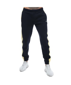 Lacoste Graphic Track Pants voor heren in marineblauw.- Elastische tailleband met aantrekkoord.- Zijzakken.- Geborduurd groen krokodillenmerk.- Contrasterende banden.- Geborsteld katoenen fleece.- Taps toelopende pasvorm.- 80% Katoen, 20% Polyester. Ref: XH9614144.