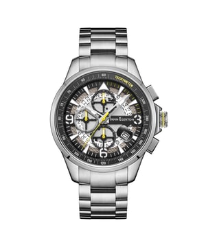 """Con una experiencia basada en la ingeniería eléctrica, el reloj para hombre Mann Egerton Hand Assembled Carr Amplitude Steel de edición limitada rinde homenaje al diseñador del famoso Type H, que contaba con una flotabilidad extra gracias a unos flotadores fijados al fuselaje. Una idea revolucionaria y perfecta para los aviones de transporte marítimo, sin la cual no se habrían producido desarrollos posteriores, y el éxito de la empresa nunca se habría materializado de la forma que la diferenció de sus contemporáneos. 

Su movimiento cronógrafo de cuarzo Seiko incluye segundos, minutos, fecha y un contador de 1/10 de segundo que destaca la excepcional precisión necesaria para identificar la flotabilidad adecuada. Esto alude a las comunicaciones vitales que tenían lugar entre el piloto del Type H y la cabina de control, y los números de estilo aviador, incluido el triángulo en la posición de las 12, hacen referencia a su conexión con el vuelo de altura. Su anillo taquimétrico capitular hace referencia a los múltiples viajes, permitiendo medir la velocidad en función del tiempo y la distancia. 

El fondo de caja de acero inoxidable grabado con el logotipo de Mann Egerton y el brazalete de acero inoxidable demuestran una consistencia excepcional que imita las reconfortantes olas que experimentan los pilotos antes de emprender el vuelo.
""
"
"""Movimiento cronógrafo de cuarzo Seiko
Segundos, minutos, fecha y contador 1/10
Anillo taquimétrico
Manecillas luminosas
12 horas analógicas 
Sumergible 30m
Cristal mineral resistente a los arañazos
5 años de garantía
Chapado IP sin níquel e hipoalergénico 

Tamaños y pesos
Caja