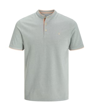 Dit poloshirt voor heren met korte mouwen combineert sportief chic met modern raffinement. De slanke snit zorgt voor een opvallende pasvorm, terwijl de opstaande kraag met een knoopsluiting met 3 knopen een fris, stijlvol accent toevoegt. Subtiele contrasterende strepen op de kraag en mouwen geven het ontwerp een bijzondere dynamiek, terwijl het fijne borduursel een geraffineerd detail toevoegt. Gemaakt van hoogwaardige materialen is het aangenaam zacht om te dragen - perfect voor iedereen die comfort en stijl wil combineren.