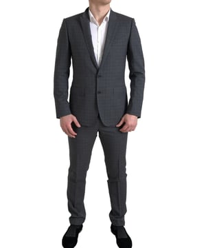 Traje de dos piezas de corte slim fit con un solo boton 
Color gris a cuadros 
Cierre de dos botones 
Incluye blazer y pantalones 
Hecho de 99% lana virgen y 1% elastano 
Dos bolsillos internos 
Una ventilación abierta en la parte posterior 
Cierre de cremallera de pantalón de 3 vías 
Hecho en Italia 
Forro hecho de 70% viscosa y 30% cupro 
Modelo: MARTINI 
Género: Hombre 
99% lana virgen 1% elastano