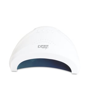 Nieuwe 2-in-1 LED en UV nagellamp ontworpen voor professionele resultaten in enkele seconden. Met een golflengte van 365nm+405nm. Hierdoor is de LED nagellamp compatibel met alle LED nagellakken en UV gels, waaronder harde gels, acryl gel, edelsteen lijm, beeldhouwen gel, etc zonder beperking van een merk. Het heeft een d/90s timer voor optimale resultaten en een uniforme afwerking op alle nagels en LCD display om de tijd te controleren. Het heeft 12 strategisch geplaatste lampen zodat er geen dode zones zijn en 2 infraroodsensoren voor een automatische inschakeling bij het inbrengen van de hand (het wordt automatisch ingeschakeld wanneer de handen binnenkomen en wordt automatisch uitgeschakeld wanneer de handen weggaan of de timer afloopt). Geschikt voor zowel manicure als voor reiniging en manicure. Het licht verblindt of maakt de huid niet zwart.