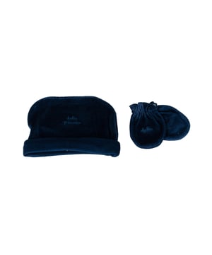 Hat and mittens set.
 Tundosado hat.
 Brand name embroidered on the front.
 Mittens with elastic band.
 Embroidered brand name
 Size equivalence:
 30 cm -- 0/1 MONTH
 35 cm -- 3 MONTHS
 42 cm -- 1/3 MONTHS
 46 cm -- 6/9 MONTHS
 48 cm -- 12/18 MONTHS
 50 cm -- 24/36 MONTHS
 53 cm -- 4/5 YEARS
 56 cm -- 6/8 YEARS
 Composition: 80% Cotton, 20% Polyamide
 Care:
- Wash maximum at 30ºC.
 - Iron at medium temperature, max. 110ºC.
 - It is not allowed to use a dryer.
 - Do not use bleach.
 - Does not support dry cleaning.