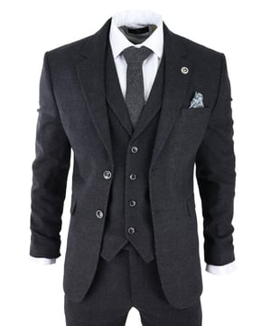 Scherp, stijlvol en verfijnd, maak de juiste indruk met dit premium 3-delige bruine tweed kostuum, dat beschikt over een slim fit snit, met een dichtere pasvorm rond de borst en nauwere op maat gemaakte broek. Het jasje met twee knopen valt prachtig en heeft een half canvasconstructie die zich verder naar de vorm van je lichaam vormt naarmate je het vaker draagt. Contrasterende klepzakken, gebuttonde manchetten en een dubbele achteropening geven het kostuum een klassieke touch van verfijning. Een bijpassende tweed vest completeert de 3-delige set met een enkelzijdige down stijl, klassieke op maat gemaakte zakken en een rugversteller om ervoor te zorgen dat je de ideale pasvorm kunt creëren. Het kostuum is zowel tijdloos als hedendaags en laat je de hele dag op je best uitzien. Combineer het met een bijpassend vest, een wit overhemd en schoenen voor een stijlvolle afwerking. Perfect voor elke slimme, formele, traditionele, vintage of retro themak gelegenheid, zoals bruiloften, gala's of feesten! Tailored Fit (tussen slim en regulier) Veel meer stijlen en kleuren beschikbaar in de winkel!