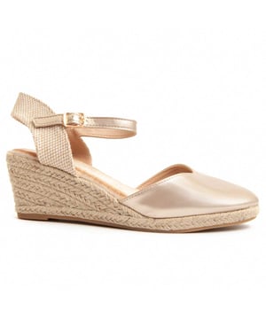 Damen Wedge-Espadrilles. Bequeme Passform. Gepolsterte Innensohle. Rutschfeste Sohle. Verstärkte Nähte. Von anderen Marken für unsere Marke hergestellt. Ungefähre Maße: 6 cm Wedge.