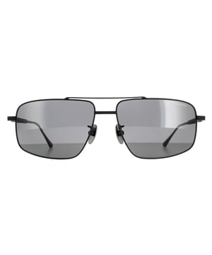 Las gafas de sol Chopard Aviator Mens Semi Mat Black Smoke Polarised SCHF21M son unas elegantes gafas de aviador fabricadas en metal ligero. El diseño de doble puente y las plaquetas nasales de silicona garantizan un cómodo ajuste total. El logotipo de Chopard luce en las finas patillas para dar autenticidad a la marca.