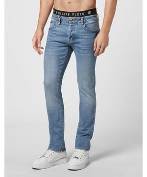Stone washed denim 5 pocket broek. PP Hexagon op een saffiaan lederen patch genaaid op de rechter achterzak. Enkele metalen knoop in taille. Pasvorm: Super recht.