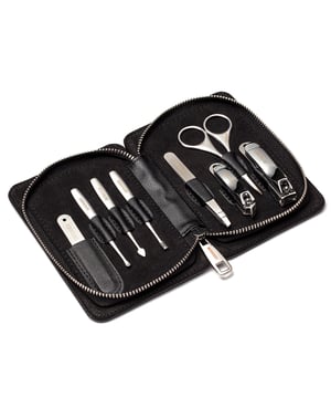 ESPECIFICACIONES: Juego de 8 piezas, herramientas quirúrgicas de acero inoxidable; INCLUYE: Estuche de viaje resistente con cremallera, cortaúñas, cortaúñas de los pies, lima de uñas, tijeras para fosas nasales y cejas, cuchillo para pelar, cuchillo para cutículas, tenedor Deadskin, pinzas