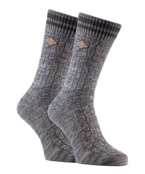 Farah 1920 Basket Weave Chunky Boot Socks Un par de calcetines cómodos y con estilo es una parte esencial de cualquier conjunto. Estos calcetines gruesos para botas Farah 1920 son una gran elección para su colección, vienen en una variedad de colores tierra hechos con un hilo grueso de algodón rico en jaspeado, con un amplio canalé de tejido de cesta que queda muy bien con pantalones formales de molesquín o de tweed. Estos calcetines son 91% algodón, lo que significa que son ricos en algodón, haciendo estos calcetines extra cómodos y suaves contra el pie mientras que también ofrecen los beneficios asociados de usar calcetines de algodón. Tienen la icónica "F" de Farah bordada en los calcetines en una lengüeta cosida con el logotipo. Todas las opciones de color son ricos colores tierra con una banda de contraste de 2 rayas en la parte superior del calcetín alrededor del puño elástico. Gracias a su grueso tejido de algodón y a su ligera sujeción, estos calcetines son ideales para llevar con ropa informal o con botas de moda. Esto se debe a que se adaptan más cómodamente a las botas que los calcetines finos de algodón normales. Cualquiera que busque un par de calcetines cómodos y a la moda en un solo paquete los encontrará con estos calcetines, ya sea para sí mismo o como un gran regalo. Disponibles en un paquete de 2 pares, están disponibles en 6 colores. Son de la talla 6-11 UK 7-12 US 39-45 EUR para hombre y la composición del material es 91% Algodón, 8% Poliéster, 1% Elastano. Detalles adicionales del producto - Paquete de 2 pares - Con la marca Farah - Calcetines de bota - Punto grueso - Algodón - 6-11 UK 7-12 US 39-45 EUR - 6 colores disponibles - 91% Algodón, 8% Poliéster, 1% Elastano - Lavables a máquina