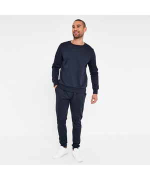2-delige trainingspakset voor heren Volledig fleece joggingbroek met ronde hals en sweatertrui. Geborstelde fleece aan de binnenkant voor stijl en comfort. Gemaakt van hoogwaardig materiaal. Top met geribbelde manchetten en zoom met lange mouwen. Geribbeld enkelbroekje met 2 zijzakken en enkele achterzak. 52% katoen, 48% polyester. Mag in de wasmachine. Geschikt voor Casual & Jogging, Gym, Sportkleding.