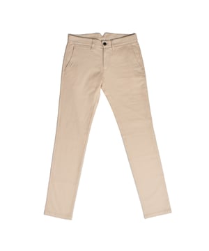 Pantalón chino para hombre de Emporio Armani, diseñado para ofrecer estilo y comodidad en cualquier ocasión. 

Confeccionado en un tejido suave y de alta calidad, este pantalón presenta un corte recto y elegante que se adapta tanto a looks casuales como semi-formales. 

Cuenta con cierre de botón y cremallera, bolsillos laterales inclinados y bolsillos traseros de ribete que añaden un toque de sofisticación. 

Presenta el icónico logo metálico de Emporio Armani en el bolsillo trasero, aportando un toque de exclusividad y distinción. 

Su diseño versátil lo convierte en una prenda esencial, perfecta para combinar con camisas, camisetas o blazers, reflejando la estética refinada y moderna característica de Emporio Armani.
 Composición: 79% Algodón, 20% Viscosa, 1% Elastano
 Cuidados:
- Lavar a máquina con agua fría.
- Utilizar colores similares en el lavado.
- Evitar el uso de blanqueadores.
- Secar a baja temperatura.
- Planchar a baja temperatura.
- No lavar en seco.
