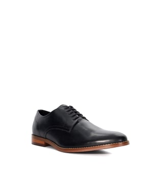 Solomon has been designed for the discerning dresser who values classic style.  Designed in a rich leather, this timeless Derby boast a sleek finish and exposed stitch detailing. The round toe silhouette is supported by a tasteful stacked heel.
