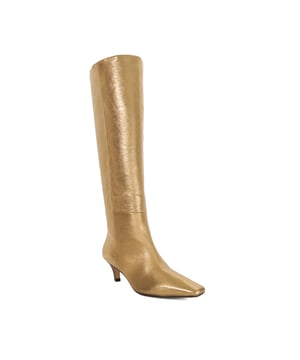 Introducing Slink, our contemporary new knee-high boot profile. Set on our new comma heel, the elongated silhouette flatters the foot and is finished with a subtle squared off toe. The perfect everyday boot that you can wear with everything, this streamlined style is free of closures for pull-on ease.