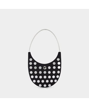 Coperni El Swipe Bag de ahora está disponible en versión Ring para conseguir el mismo look vanguardista pero más industrial. Lleva este bolso de moda con un blazer cuadrado para jugar con las formas. De mano - un asa. Material: lona bordada. Color: Negro - Cierre: cremallera superior. Width: 15. Height: 21.