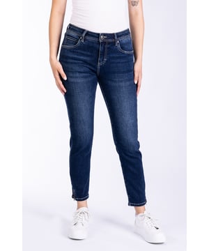 Knöchellange Five-Pocket-Jeans aus superelastischem Stoff mit mittelhohem Bund. Reißverschluss und Metallknopf vorne, sowie hellen Kontrastnähten.