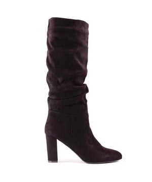 Estos Solesister Riley hasta la rodilla. Las botas holgadas llevan tu estilo a nuevas alturas. son los perfectos. Botas femeninas para agregar a tu guardarropa esta temporada. Estos con estilo. Las botas que se ajustan a las piernas cuentan con una parte superior holgada de gamuza sintética suave complementada con una cremallera interior de fácil acceso y un elegante tacón alto en bloque para un estilo atemporal. silueta elegante.