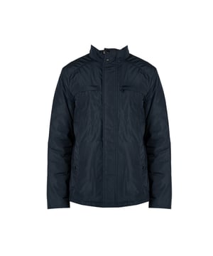 Un diseño sencillo es la solución perfecta para aquellos que valoran la clásica y el minimalismo, al mismo tiempo que desean verse estilosos y elegantes en cualquier situación.

El cuello alto añade un carácter moderno al conjunto, a la vez que ofrece protección adicional contra el viento y el frío, lo que hace que esta prenda sea una excelente elección para las condiciones meteorológicas cambiantes.

Con una capucha oculta en el cuello, puedes estar preparado para las lluvias inesperadas, y su ingenioso diseño permite que se guarde fácilmente cuando no es necesaria, manteniendo un aspecto elegante.

Se abrocha con una cremallera logotipada y botones a presión, lo que no solo añade un estilo único, sino que también proporciona protección adicional contra el frío, destacando al mismo tiempo la atención a los detalles.

En el frente, cuatro bolsillos, dos con cremallera y dos con botones a presión, ofrecen mucho espacio para guardar los artículos esenciales y su variedad permite una mejor organización.

En la manga izquierda, un detalle de la marca constituye un sutil, pero claro refuerzo del prestigio de la marca, agregando un carácter exclusivo a la prenda y distinguiéndola de las demás.

Fabricada con tela de alta calidad, transpirable y resistente al agua, lo que garantiza no solo comodidad al usarla, sino también protección contra las condiciones atmosféricas adversas, haciendo que sea una elección ideal para cualquier época del año.