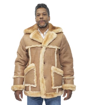 Esta chaqueta, que se presenta en una combinación de colores beige claro, se caracteriza por la apariencia del cálido forro polar en toda la chaqueta para una apariencia única, que cuando se combina con el acabado de gamuza de esta chaqueta le da una apariencia distintivamente acogedora. La chaqueta cuenta con un interior de piel de oveja gruesa que es tan cálida como parece esta chaqueta, debido a las propiedades aislantes de la piel de oveja que la convierten en una excelente opción para una chaqueta de invierno. La parte delantera de la chaqueta está equipada con un cierre de tres botones que aparece en marrón para contrastar con los tonos más claros de esta chaqueta, también hemos incluido dos bolsillos profundos en ángulo en la cintura que brindan una gran cantidad de almacenamiento accesible a esta pieza contemporánea. • Fabricada con piel de oveja de doble cara de alta calidad • El forro grueso de piel de oveja es famoso por brindar calidez y comodidad • Incluye dos bolsillos en ángulo en la cintura y cuello ancho con muescas • Cuenta con un cierre tradicional de tres botones