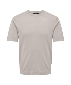 Dieses Herren-T-Shirt kombiniert klassischen Stil mit angenehmem Tragekomfort. Der Rundhalsausschnitt und die normale Passform machen es zum vielseitigen Begleiter für jeden Tag. Gefertigt aus weichem Strickmaterial, bietet es nicht nur ein luxuriöses Tragegefühl, sondern auch eine dezente Struktur, die dem Shirt das gewisse Etwas verleiht. Ideal für entspannte Freizeit-Looks oder als stilvolle Ergänzung unter einer Jacke. Die zeitlose Silhouette sorgt für eine mühelose Kombination mit Jeans oder Chinos. Mit diesem T-Shirt bist du immer gut angezogen - egal ob beim Spaziergang im Park oder beim Treffen mit Freunden. Ein wahres Basic, das in keiner Garderobe fehlen sollte.