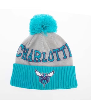 New Era Charlotte Hornets NBA Bobble Knit Hat in turquoise.- Bobble on top.- Cuffed knit.- Embossed graphics.- 90% Polyester  10% Wool.- Ref: 60421480