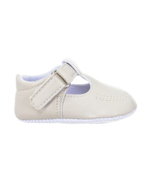 Soepele babyschoentjes.
 Buitenkant van polyleer.
 Bandsluiting op de wreef met klittenbandsluiting aan de zijkant.
 Zachte textiel binnenkant.
 Microvezel zool.
 Naden in toon zichtbaar.
 Samenstelling: Buitenkant: Polyleer; Binnenkant: Textiel; Zool: Textiel
 Onderhoud:
Reinigen met een natte doek.