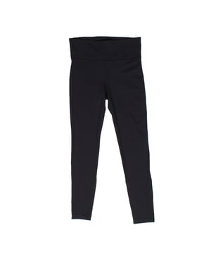 Leggins para mujer de cintura alta, diseñados para ofrecer un ajuste ceñido y cómodo, presentan una textura de canalé que añade un toque estilizado y moderno al diseño.

Confeccionados en un tejido elástico y suave, brindan libertad de movimiento, lo que los convierte en una opción ideal tanto para actividades deportivas como para el uso casual. 

La cintura ancha y alta proporciona soporte adicional en la zona abdominal, ofreciendo un ajuste seguro y favorecedor. 

Incorporan una cinta elástica interna en la cintura para asegurar un ajuste firme y personalizado. 

Estos leggins son perfectos para el gimnasio, yoga o simplemente para un día de relax, combinando comodidad y estilo.
 Composición: 87% Poliéster, 13% Elastano
 Cuidados:
- Lavar a máquina con agua fría.
- Utilizar colores similares en el lavado.
- Evitar el uso de blanqueadores.
- Secar a baja temperatura en secadora.
- No planchar.
- No lavar en seco.