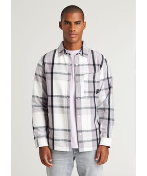 Passform & Material Das Axel Mick ist ein Regular-Fit-Overshirt aus 100% Baumwolle.  Details Dieses Overshirt verfügt über ein kariertes Muster, Druckknopfverschluss und 1 Brusttasche. Auf der Brust, im Nacken und am Ärmel findest du die charakteristischen CHASIN' Details.  Technische Daten  Regular Fit Kariertes Muster Druckknopfverschluss 1 Brusttasche CHASIN' Details Model trägt Größe L und ist 1,88 m groß. Sein Taillenumfang beträgt 77 cm und sein Brustumfang 96 cm.