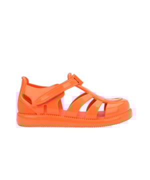 Let your baby slip into a world of dreams with the Mini Melissa Hip Daydream! Lightweight and easy to clean, the style will add cuteness to all of your little one's outfits. Velcro fastener ensures stability.