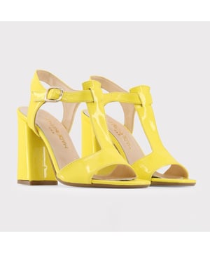 Merk: Made in Italia Lente/zomer Collectie 100% Made in Italy Dames Schoenen, verstelbare enkelband Bovenkant: kunstleer met lakafwerking Binnenzool: leer Buitenzool: rubber Hak: 10 cm. hakvorm: blok