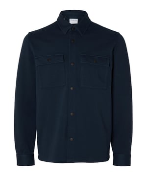 Het overhemdjasje van Selected Homme is een essentiële basic voor mannen, ideaal voor het overgangsseizoen. Het wordt gekenmerkt door een klassieke overhemdkraag en een doorlopende knoopsluiting met drukknopen. De lange mouwen eindigen in praktische manchetten met drukknopen. Twee opgestikte borstzakken bieden extra opbergruimte en geven het jack een functionele charme. Het is gemaakt van hoogwaardige materialen, is zeer comfortabel om te dragen en heeft een klassieke overhemdstijl. Dit overhemdjasje is een stijlvolle en praktische aanvulling op elke garderobe.