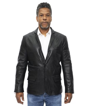 Diese Blazerjacke ist eine großartige Wahl für die Zusammenstellung eines eleganten Looks für formellere Anlässe. Sie ist aus unserem hochwertigen Vollnarben-Nappaleder gefertigt. Einreihig, mit zwei Knöpfen und mit Pattentaschen in der Taille ist diese Jacke im geschätzten traditionellen Stil gehalten. Die Jacke hat eine schmale Silhouette und ist in der Taille eng anliegend, um eine perfekte Passform zu erreichen. Zu diesem Zweck wurden an jeder offenen Manschette vier Knöpfe und an der Jackenrückseite ein einzelner Schlitz angebracht. Wir präsentieren diese moderne Variante des klassischen Blazers in den Farben Schwarz und Braun als zwei vielseitige Alternativen. • 100 % hochwertiges, ultraweiches Nappaleder • Einreihiger formeller Blazer mit zwei Knöpfen • Vier Knöpfe an jeder Manschette und ein Schlitz an der Jackenrückseite • Schmale Silhouette und in Schwarz und Braun erhältlich