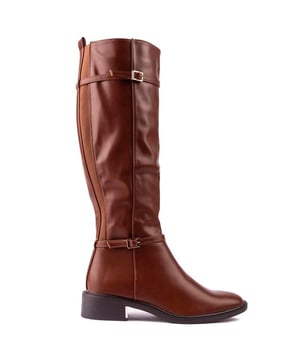Esta fina bota de equitación Chloe hasta la rodilla de Solesister combina el estilo ecuestre clásico con las últimas tendencias. Elaborado con material flexible. Parte superior con apariencia de cuero. con detalle elástico en la espalda para un ajuste ideal. estos confiados. Las elegantes botas de diseñador cuentan con una suela elegante con un elegante adorno de metal en el talón y elegantes correas con detalles dorados. hebillas delicadas. añadiendo un toque sofisticado a este estilo de conducción.