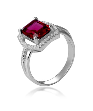 Deze verfijnde Ring voor Vrouwen van Orphelia is het perfecte cadeau om uzelf of een geliefde te verwennen. De Ring is gemaakt van 925 Sterling Zilver, gekleurd Zilver in maat: 56, met een gewicht van 3,4 gram en een breedte van 1,8 cm op het breedste punt. De Orphelia Vrouwen 925 Sterling Zilveren Ring - Zilver ZR-7426/RU wordt geleverd in een prachtige cadeauverpakking en heeft een garantie van twee jaar.