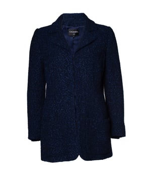 VINTAGE, UVP WIE NEU  
Chanel, marineblau und schwarz Baumwollmischung Tweed-Jacke mit übergroßen Knöpfen an den Ärmeln. Der Artikel befindet sich in sehr gutem Zustand. Kommt mit Kleiderbügel. 16S  
 • ZUSTAND: sehr guter Zustand  

• GRÖSSE: FR42 - L  

• ABMESSUNGEN: Länge 72 cm, Breite 50 cm, Taille 47 cm, Schulterbreite 41 cm, Ärmellänge 55 cm  

• MATERIAL: 35% Nylon, 34% Polyester, 31% Baumwolle  

• PFLEGE: chemische Reinigung  

• FARBE: dunkles Marine, Schwarz  

• CODE: MB322