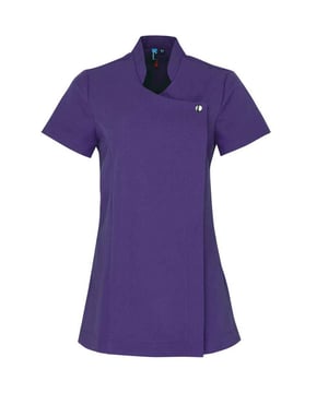 100% Polyester. Gewebe: Leinenbindung. Design: Blütenweiß. Knopfverschluss, Verdeckter Reißverschluss.  2 Rückenfalten, Pflegeleicht, Gerundete Nähte, Seitliche Schlitze. Stehkragen. Kurzärmlig.