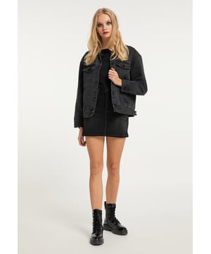Cette veste en jean de myMo se présente avec une allure décontractée. Cette pièce combine les caractéristiques classiques comme une patte de boutonnage continue, le col de chemise et les poches plaquées sur la poitrine avec une coupe oversized moderne et un délavage judicieux pour parfaire le look ! Ce haut moderne assure un look denim cool.